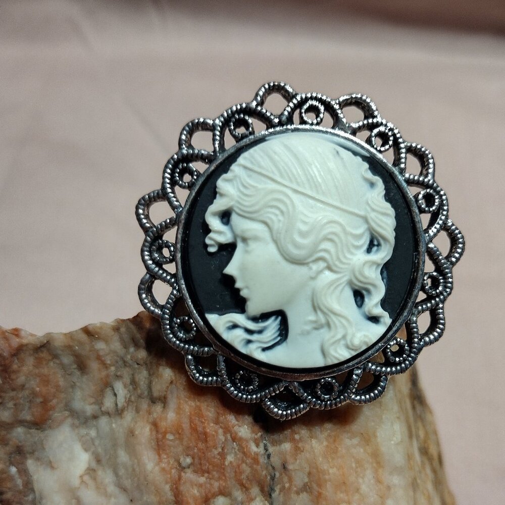 Cameo Fun Fashion Ring